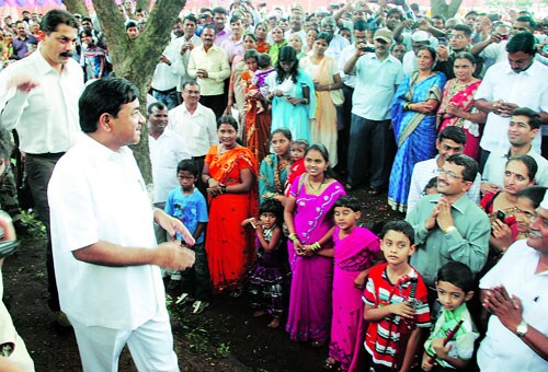 महाराष्ट्र पोलीस प्रबोधिनीचा १०६ वा दीक्षान्त सोहळा पावसामुळे सभागृहात घ्यावा लागला. या सोहळ्यासाठी प्रशिक्षणार्थ्यांचे कुटुंबीय मोठय़ा संख्येने दाखल झाले होते. सभागृहात जागा नसल्याने त्यांना बाहेर उभे राहून भाषण ऐकावे लागले. ही बाब आबांच्या लक्षात आली. त्यामुळे कार्यक्रमानंतर ते पोलीस अधिकाऱ्यांच्या कुटुंबीयांशी संवाद साधण्यासाठी गर्दीत मिसळले. या प्रकाराने आश्चर्यचकीत झालेल्या कुटुंबीयांनी मग आबांशी संवाद साधताना आपल्याकडील कॅमेरे व मोबाइलमधून त्यांची छबी टिपण्यासाठी एकच धडपड सुरू केली. (छाया- मयूर बारगजे)