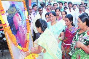 नगर व भिंगारला बंद, शिवसैनिकांना हुंदके अनावर