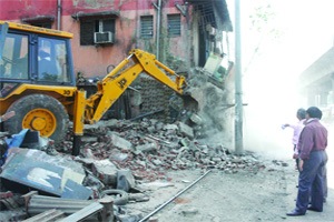 ठाण्यात रस्ता रुंदीकरणासाठी चार मजली इमारत पाडली २१ कुटुंबांचे पुनर्वसन