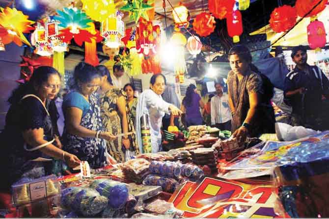 दिवाळी सणाच्या निमित्ताने बाजारात खरेदी उत्साहाला उधाण आले आहे.(छाया-एपी)