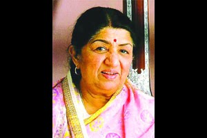 लतादीदीही अस्वस्थ; कार्यक्रम पुढे ढकलला