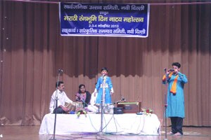 सार्वजनिक उत्सव समिती, नवी दिल्लीतर्फे मराठी रंगभूमी दिनानिमित्त आयोजित नाटय़महोत्सवात छोटा शाहीर यश जोशी पोवाडा सादर करताना. सोबत सुप्रसिद्ध कलाकार विघ्नेश जोशी, कल्याणी जोशी, तबलावादक सुहास चितळे दिसत आहेत.