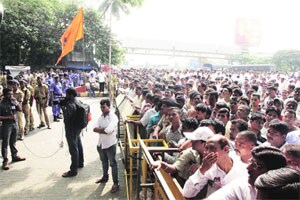 
शिवसैनिकांनी गुरुवारी दिवसभर कलानगर परिसरात ठिय्या मांडला होता