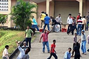 भुकेने व्याकुळलेल्या प्रवाशांचा रेल्वेला वेठीस धरण्याचा प्रयत्न