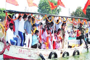 बाळासाहेबांच्या अस्थींचे गोदावरीपात्रात विसर्जन