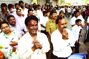 ‘साहेब, तुम्ही आमच्या डोळ्यांना दिला अग्नि, अन् आज पाणी’
