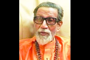 शिवसेनाप्रमुखांवरील अंत्यसंस्कारांची जागा दोन दिवसांत रिकामी करणार?