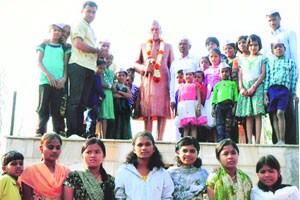 बालदिनी बालकांनी घेतला हाती झाडू..