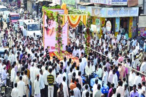 दर्शनासाठी गर्दी व नतमस्तक शिवसैनिक