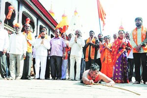 शिवसेनाप्रमुखांसाठी महालक्ष्मी मंदिरात दंडवत