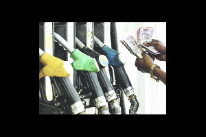 पेट्रोल एक रुपयाने स्वस्त ; तातडीने अमलबजावणी