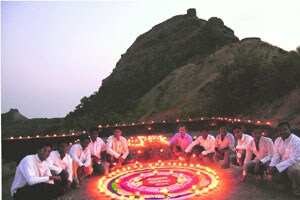 दीपोत्सवाने राजगड उजळला; गडावर रांगोळ्यांचेही गालिचे! पुण्यातील ‘क्षितिज’ संस्थेचा उपक्रम