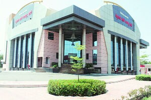 ‘श्रीमंत’ महापालिकेला परवडत नसल्यामुळे भोसरी नाटय़गृह ‘बीओटी’ वर देण्याचा निर्णय