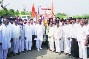 सरसेनापतींच्या अस्थिकलशाचे धीरगंभीर वातावरणात दर्शन