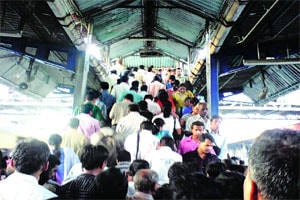 दादर, विक्रोळी, ठाणे, कल्याणच्या प्रवाशांसाठी रेल्वेचे सरकते जिने