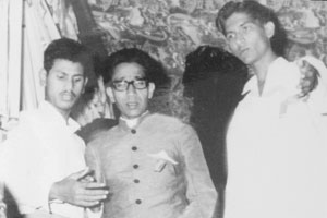 नाशिकमधील भद्रकाली परिसरात १९६८ मध्ये आयोजित जाहीर सभेत बोलताना बाळासाहेब ठाकरे. समवेत त्यांचा अंगरक्षक व उत्तमराव तथा मामा तांबे.