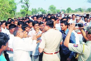 चाळीसगावजवळ अपघातात दोन ठार संतप्त जमावाचा सहा तास ‘रास्ता रोको’