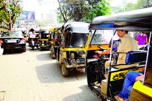 गोग्रासवाडीत मार्गावरील रिक्षा चालकांच्या मनमानीमुळे प्रवासी हैराण