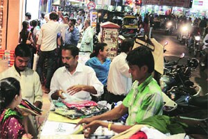 गर्दीत घुसमटणारे पादचारी अन् वाहतुकीचा विचका!