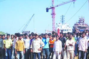 ठेकेदारीमुळे भारती शिपयार्डमधील टाळेबंदीचा प्रश्न गुंतागुंतीचा