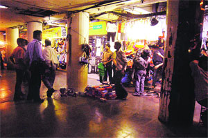 रेल्वेच्या भुयारी मार्गातील फेरीवाले : आबांच्या आदेशाचा ‘फुसका बार’! रेल्वेच्या भुयारी मार्गातील फेरीवाले : आबांच्या आदेशाचा ‘फुसका बार’!