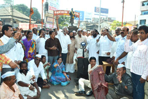 कोल्हापुरात टोल वसुलीविरोधात चप्पलमार आंदोलन