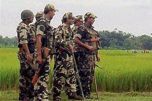 ‘सीआरपीएफ’च्या जवानाचा सहका-यांवर गोळीबार; चार ठार, १ जखमी ‘सीआरपीएफ’च्या जवानाचा सहका-यांवर गोळीबार; चार ठार, १ जखमी