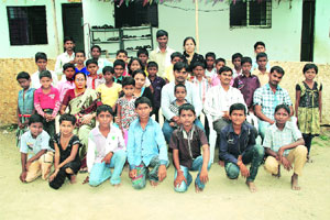 प्रकाशाचे कवडसे : ४२ अनाथ मुलांचे पालकत्व निभावणारा खराखुरा मिस्टर इंडिया!