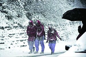 काश्मीरमध्ये थंडीच्या लाटेत दोघांचा मृत्यू
