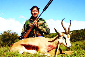 दक्षिण आफ्रिकेतील शिकारीने फौजिया खान अडचणीत