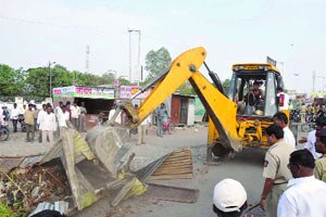 समांतर रस्त्यावरील अतिक्रमण हटविले