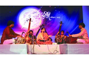 कौशिकी चक्रवर्ती यांच्या मैफलीने लातूरकर मंत्रमुग्ध कौशिकी चक्रवर्ती यांच्या मैफलीने लातूरकर मंत्रमुग्ध