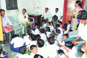 ‘सीईओ’च्या दालनात विद्यार्थ्यांची ‘शाळा’!