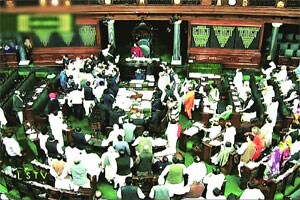 लोकसभेचा आखाडा बढती आरक्षण विधेयकाची प्रत पळवण्याचा प्रयत्न