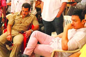 ‘दबंग २’ च्या सेटवर रमले दोघे ‘खान’!