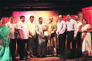 वाडकर यांना सावळाराम स्मृती पुरस्कार प्रदान