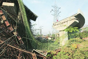 कल्याणमध्ये नवीन पुलाचा काही भाग कोसळला