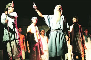 १२ तासात १२ नाटय़ प्रकार