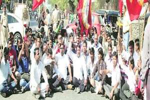 सिग्नल यंत्रणेसाठी कॉलेज रोडवर आंदोलन
