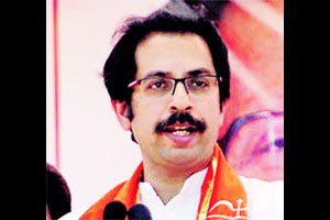 आजकाल कुणाला टाळी द्यायचीही भीती वाटते..