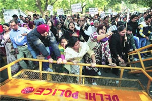 बलात्काराविरुद्ध दिल्लीकर रस्त्यावर