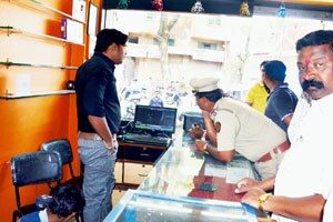 मोबाईल विक्री दुकानातून साडेदहा लाखांचा माल चोरीस