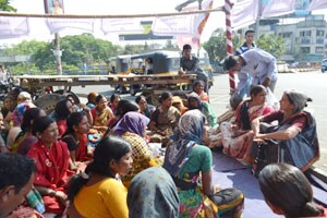 कचरावेचकांच्या योग्य वेतनासाठी कष्टकरी पंचायतीचे महापालिकेविरूध्द धरणे आंदोलन