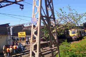 मध्य रेल्वेची वाहतूक झाड कोसळल्याने विस्कळीत