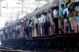 पश्चिम रेल्वेमार्गावर स्वयंचलित दरवाजांच्या लोकल गाड्या