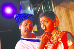 ‘मी लाडाची मैना तुमची’ फक्कड, धमाल वगनाटय़