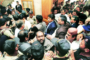 सिंध उच्च न्यायालयात मुशर्रफ यांच्यावर ‘बूट हल्ला’