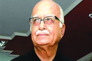 मोदींचा अश्वमेध रोखण्याचा बुजूर्ग अडवाणींचा प्रयत्न
