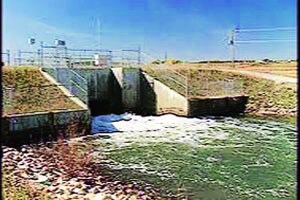 मुरणाऱ्या पाण्यात रुतलेला अर्थ