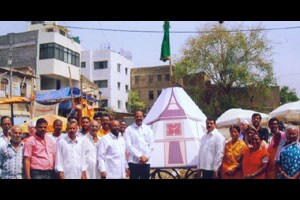 मंडईच्या जागेवर गुढी उभारून मनपाचा निषेध